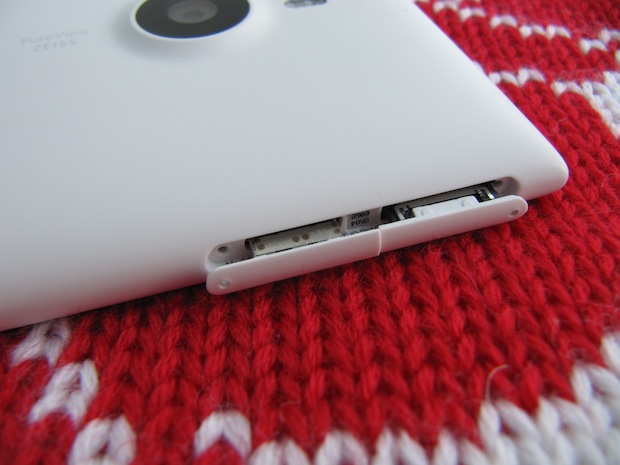Nokia Lumia 1520: слоты для сим карты и пакарты памяти.