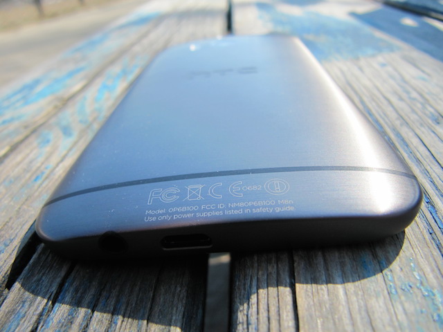 Смартфон HTC One M8.
