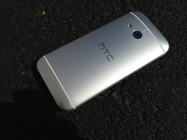 Фото смартфона HTC One mini 2.