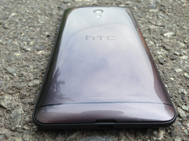 HTC Desire 700.