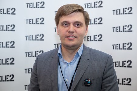 Роман Володин из Tele2 отвечает на вопросы журналистов.