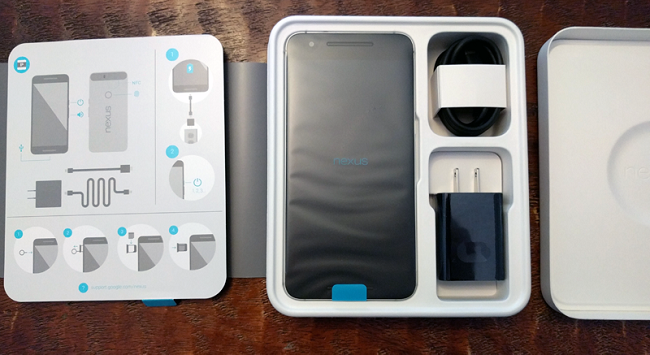 Комплект поставки смартфона Nexus 6P.