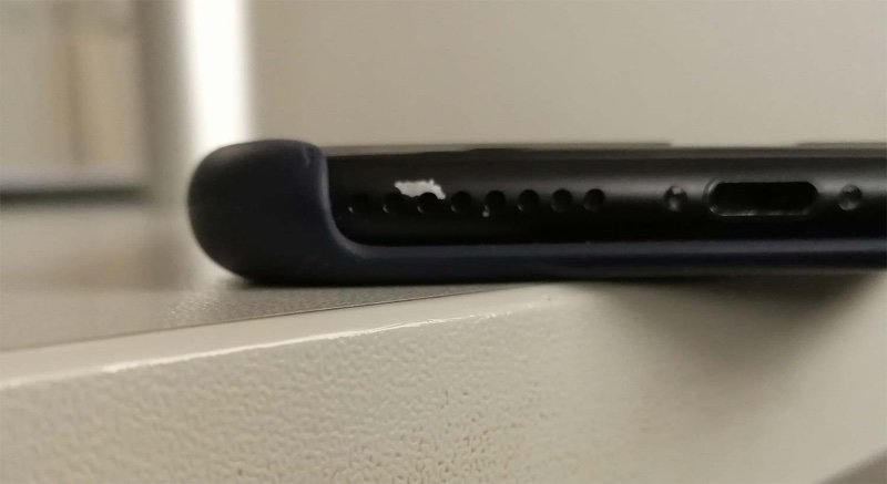 Краска слезает на iPhone 7.