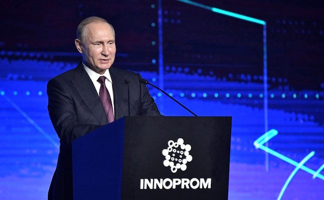 Владимир Путин на выставке Иннопром в Екатеринбурге.