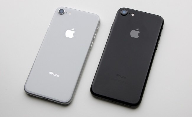 Сравнение дизайна iPhone 8 (слева) и iPhone 7 (справа).