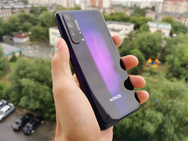 Смартфон Honor 20 Pro в чёрно-фиолетовом цвете.