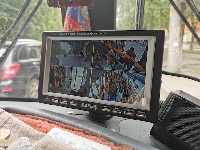 Пилотный проект умного автобуса в Челябинске: монитор с трансляциями камер видеонаблюдения в салоне.