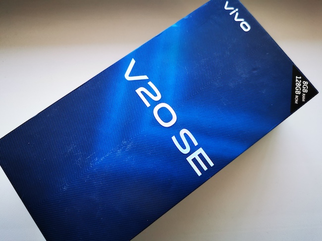 Распаковка смартфона Vivo V20 SE.