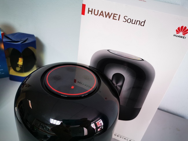 Сенсорное управление колонкой Huawei Sound.