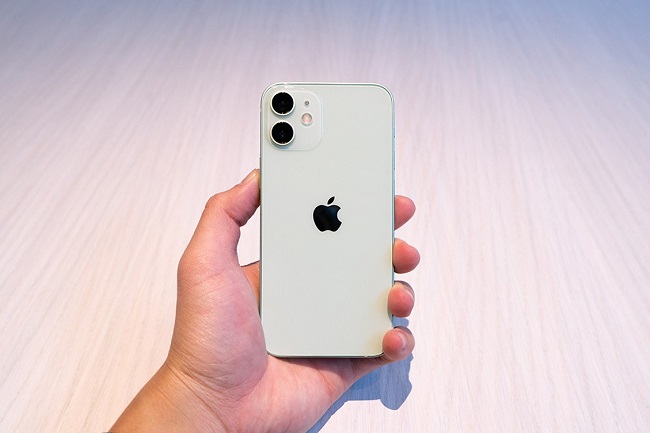 iPhone 12 в зелёном цвете.