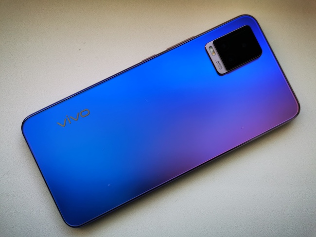 Смартфон среднего класса Vivo V20.
