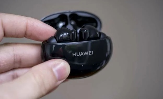 Беспроводные наушники Huawei FreeBuds 4i в чёрном цвете.
