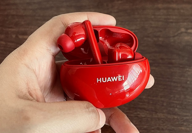 Беспроводные наушники Huawei FreeBuds 4i в красном цвете.