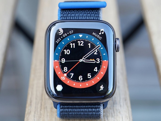 Умные часы Apple Watch Series 6.