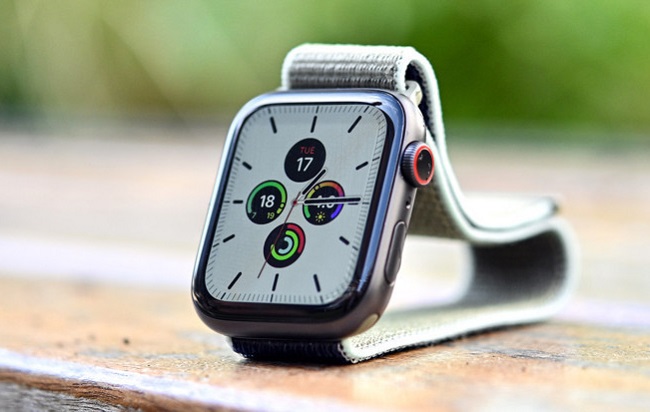 Умные часы Apple Watch Series 6.