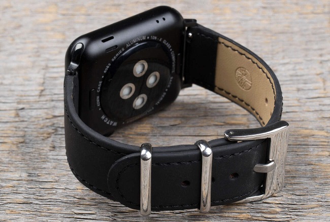 Смарт-часы Apple Watch SE с кожаным ремешком.