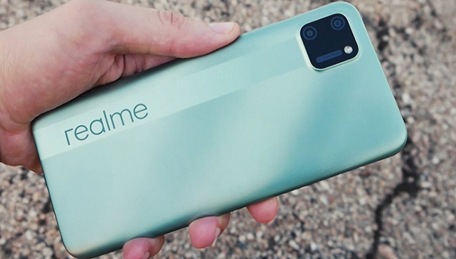 Смартфон Realme C11 в мятном зелёном цвете.