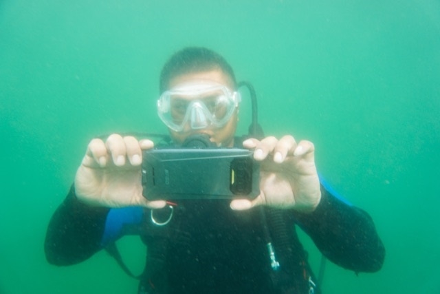 Смартфон выдерживает 4 часа погружения под воду на 3 метра