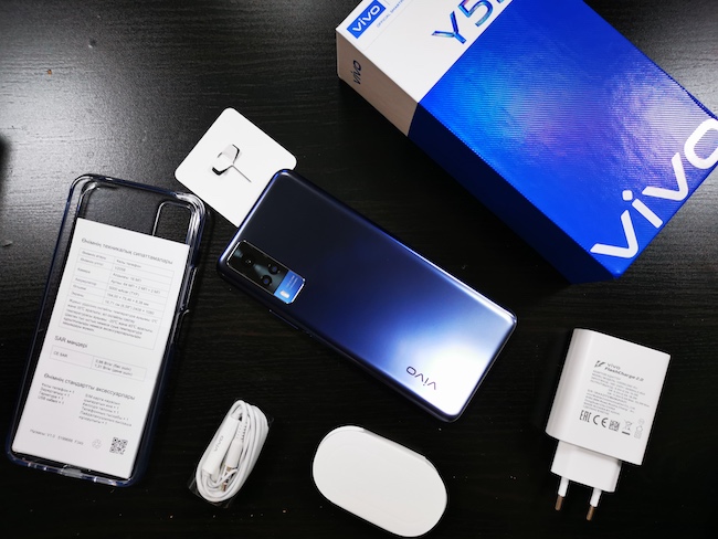 Полный комплект поставки смартфона Vivo Y53s.