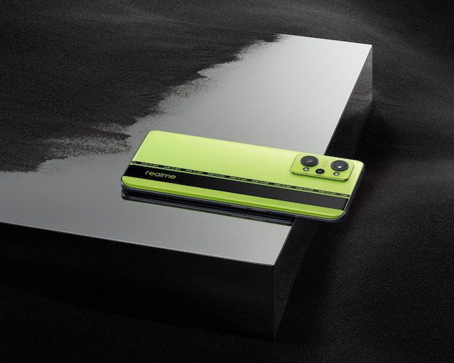 Realme GT Neo 2 в оригинальном зелёном цвете.