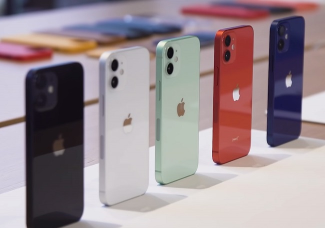 Смартфон iPhone 12 в пяти цветах корпуса.