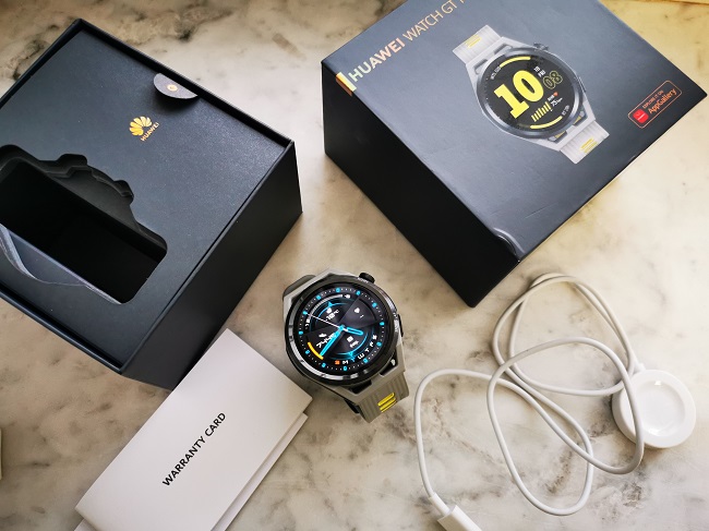 Комплект поставки умных часов Huawei Watch GT Runner.
