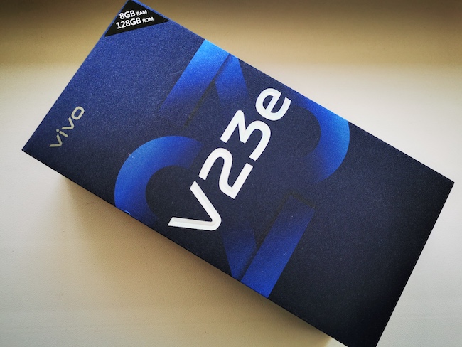 Распаковка смартфона Vivo V23e.