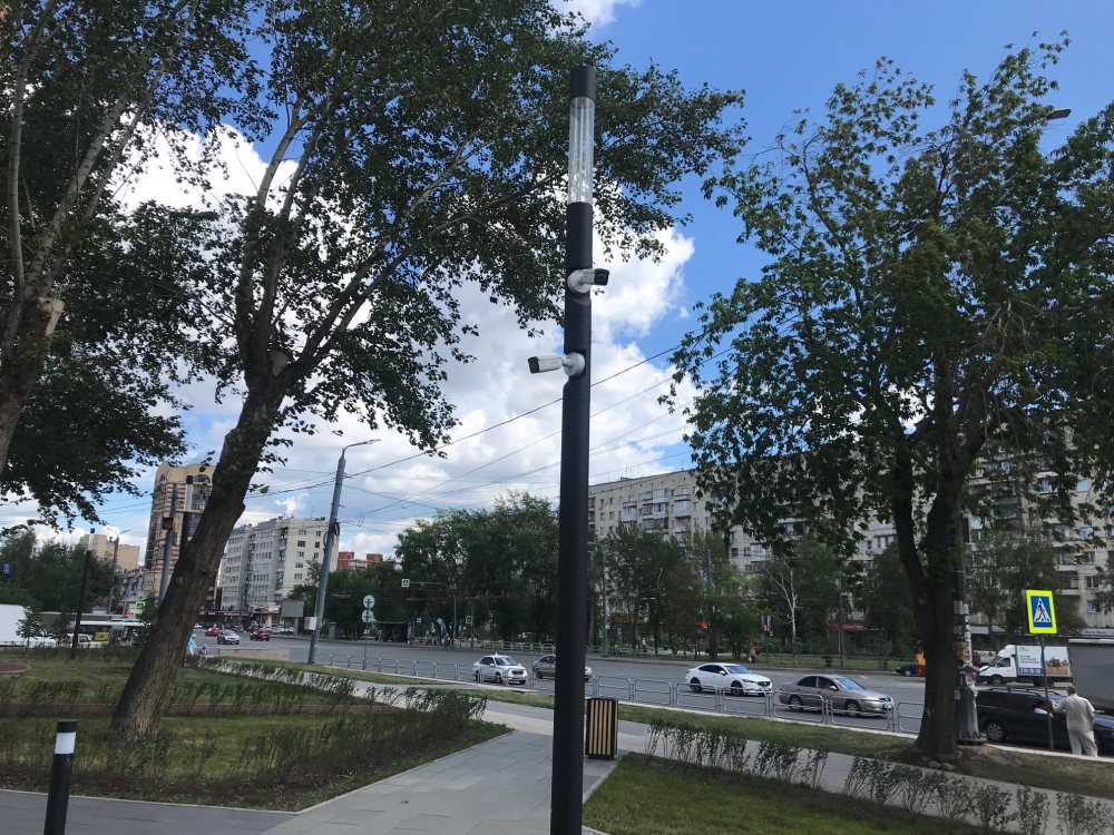 Сквер центрального района Челябинска с системой видеонаблюдения.