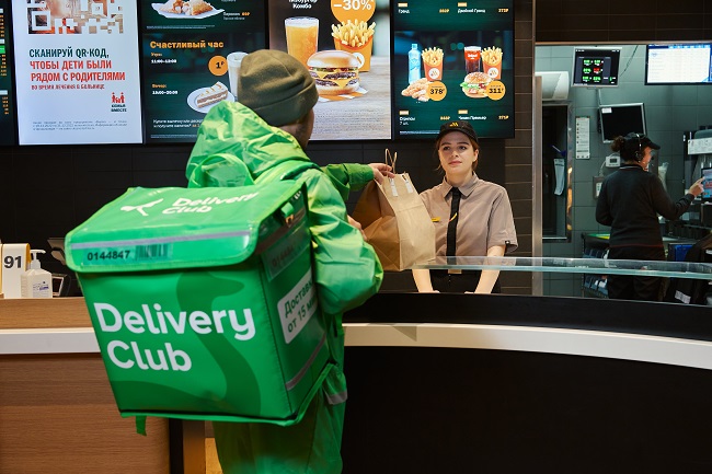 Сеть «Вкусно — и точка» запустила доставку заказов с помощью Яндекс Еды и Delivery Club.