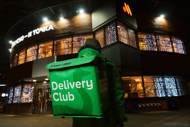 Сеть «Вкусно — и точка» запустила доставку заказов с помощью Яндекс Еды и Delivery Club.