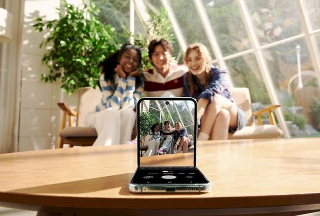 Смартфон Samsung Galaxy Z Flip5.