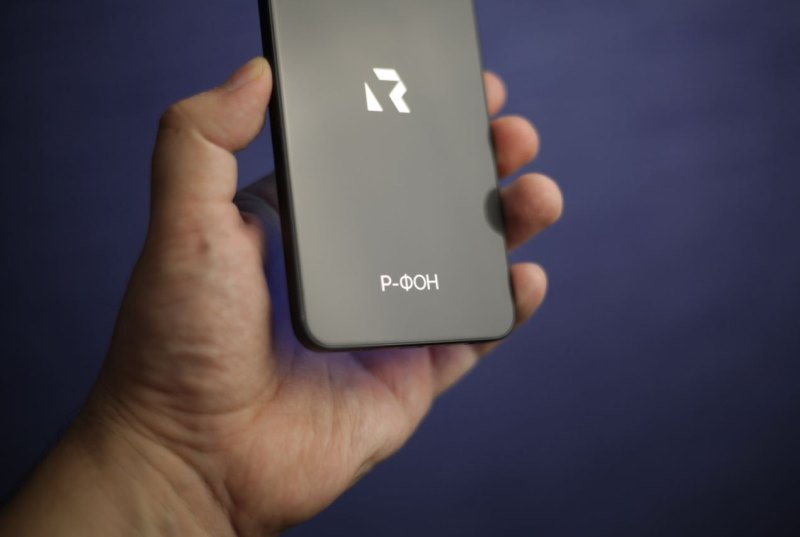 Р-ФОН - первый смартфон на российской ОС ROSA Mobile.