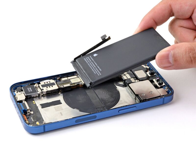 Новый iPhone 15 Pro и iPhone 15 Pro Max страдают перегревом корпуса.