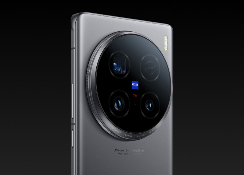 Тройная камера смартфона Vivo X100 Ultra с перископическим модулем и оптическим 3,7-кратным приближением.