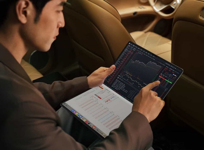 Ноутбук Huawei MateBook X Pro Fold с 18-дюймовым складным OLED-экраном.