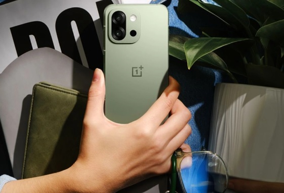 Смартфон OnePlus 13s на базе Android 15.