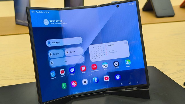 В России стартовали продажи смартфона Samsung Galaxy Z TriFold.