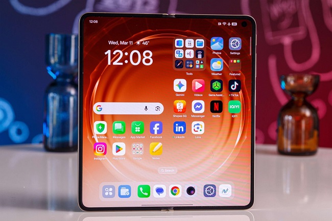 Мобильный телефон OPPO Find N6 со складным экраном.