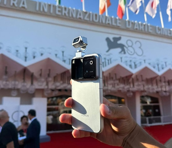 Смартфон HONOR Robot Phone.