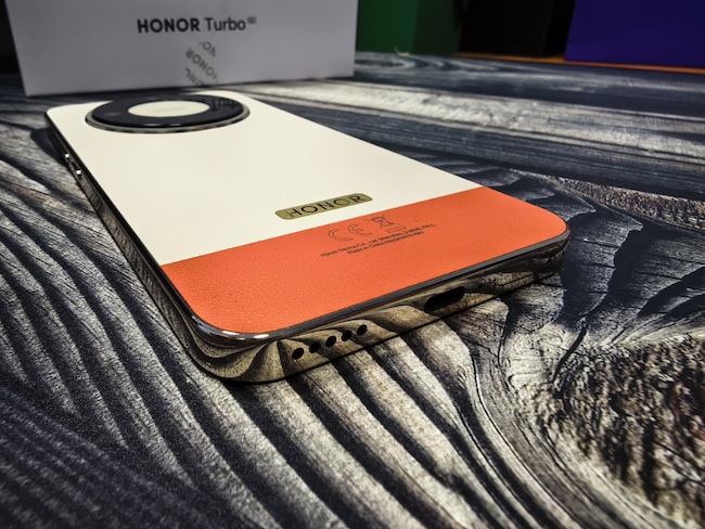 Ставка на живучесть: тест-обзор смартфона HONOR Turbo.