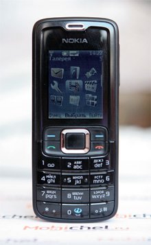 В Nokia 3110classic дизайн и все элементы оформления подчеркивают классический стиль.