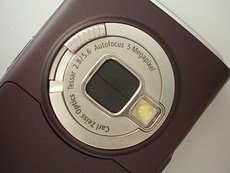 Встроенная фотокамера Nokia N95 с матрицей 5 Mpix, оптикой Carl Zeiss и автофокусом.