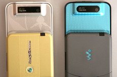 SonyEricsson S500i и SonyEricsson W580i с внешней стороны.