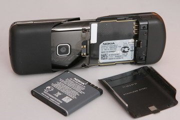 Nokia 8600 имеет литий-полимерную батарею емкостью 900 мАч [BP-5M].