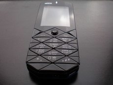 Nokia 7500 словно собран из отдельных треугольных призм.
