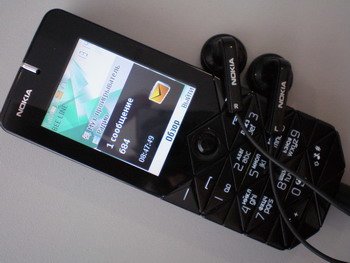 Гарнитура Nokia 7500.