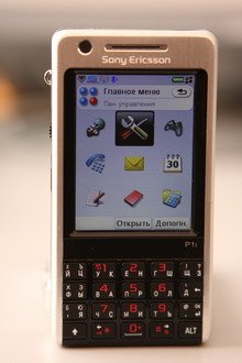 Sony Ericsson P1i соединяется с другими устройствами интерфейсный кабель, ИК-порт и Bluetooth.