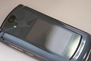 Motorola RAZR2 V8 - новый секс-символ.