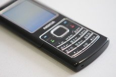 На лицевой стороне Nokia 6500 находится управляющие клавиши и цифровая клавиатура.