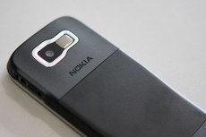 Задняя поверхность Nokia 2630 сделана из шероховатого на ощупь черного пластика, а задняя крышка - из металла.